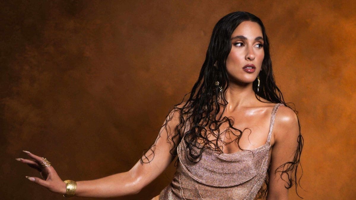 H Evangelia χορεύει ζεϊμπέκικο αλλιώς για το νέο τραγούδι της «Αστείο»