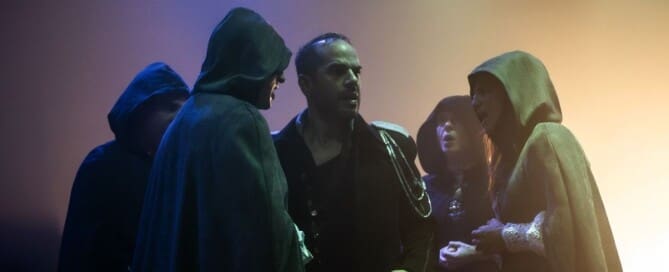 "Το Καταραμένο Παιδί" του Ονορέ ντε Μπαλζάκ που παρουσιάζεται στο θέατρο Arroyo σε διασκευή και σκηνοθεσία Λάζαρου Βαρτάνη και Στέφανου Παπατρέχα.