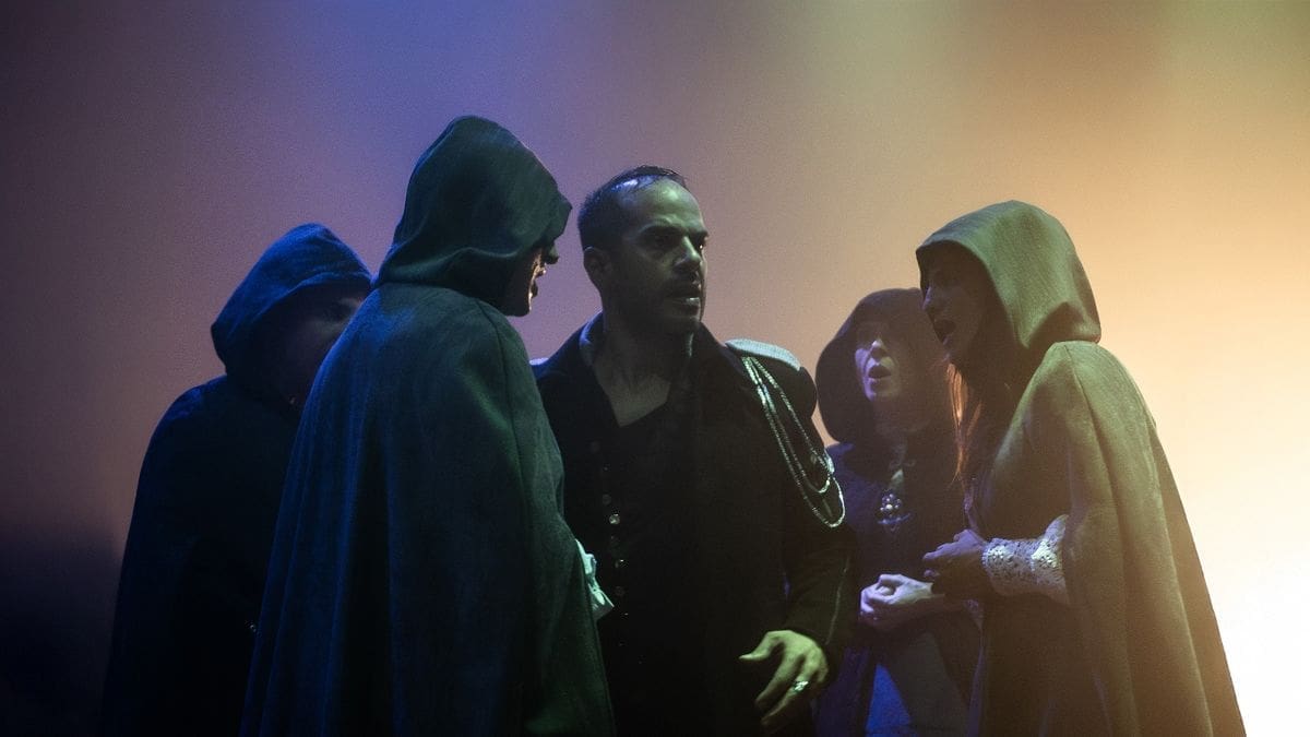 "Το Καταραμένο Παιδί" του Ονορέ ντε Μπαλζάκ που παρουσιάζεται στο θέατρο Arroyo σε διασκευή και σκηνοθεσία Λάζαρου Βαρτάνη και Στέφανου Παπατρέχα.