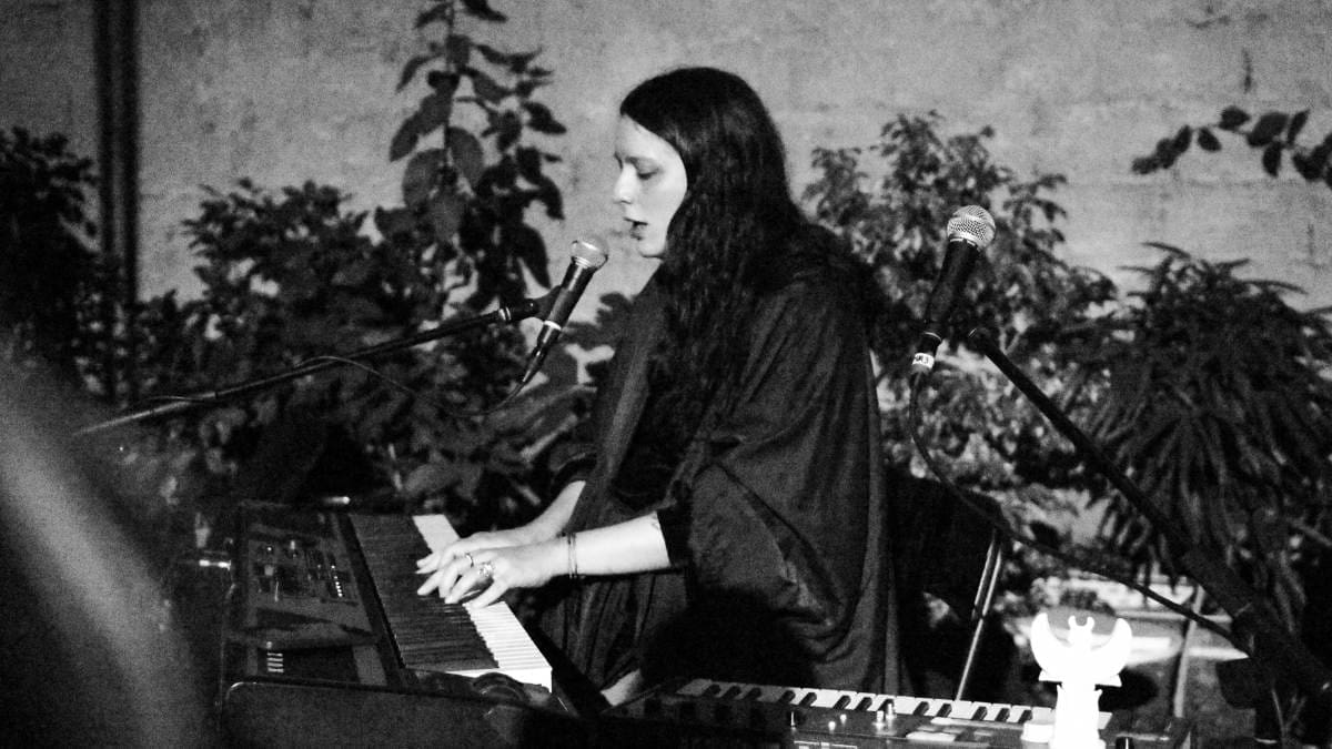 Η Nalyssa Green παρουσιάζει το νέο άλμπουμ της με τίτλο «Απαλό»