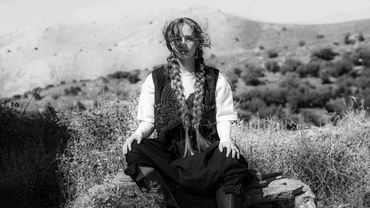 Η χαρισματική Billie Kark κυκλοφορεί το καινούργιο της τραγούδι με τίτλο "PROCEYXH"