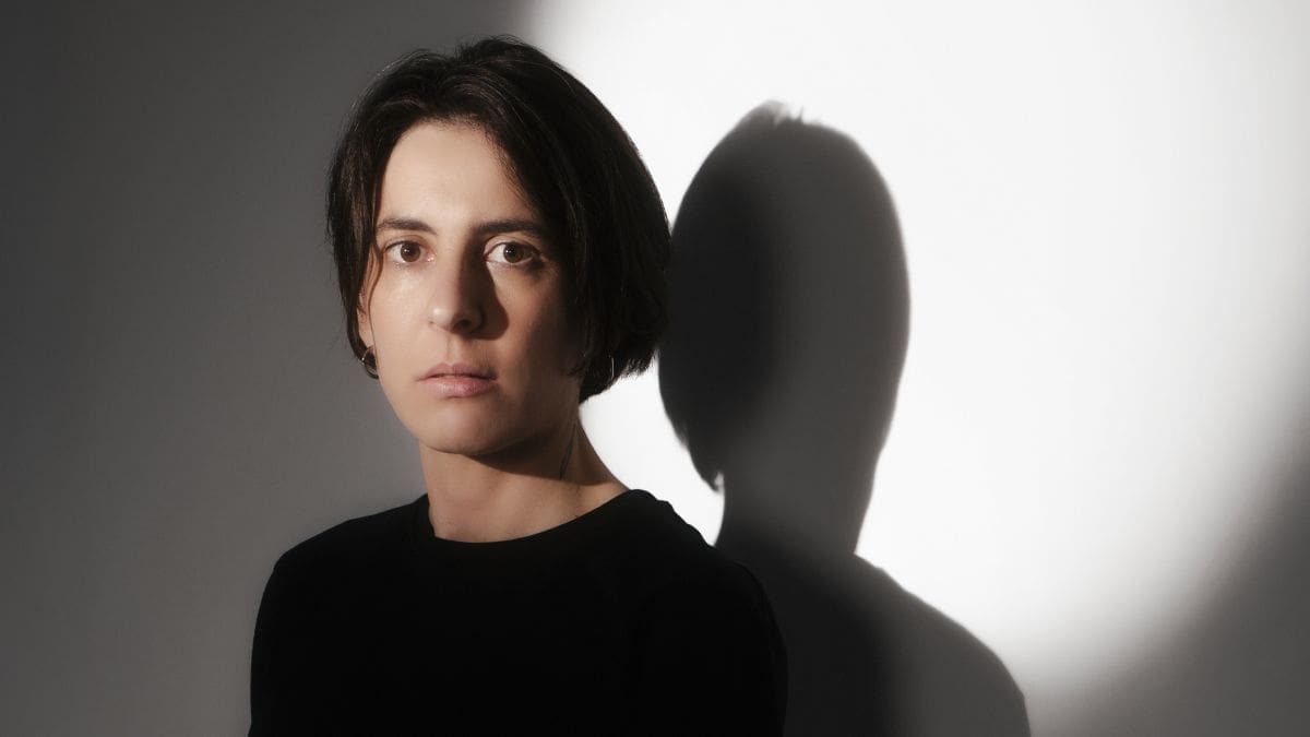 Η Katscenes είναι μία ανεξάρτητη δημιουργός που έχει χτίσει έναν ήχο μοναδικό, ισορροπώντας ανάμεσα σε Dream Pop, Darkwave και πειραματική Electronica.