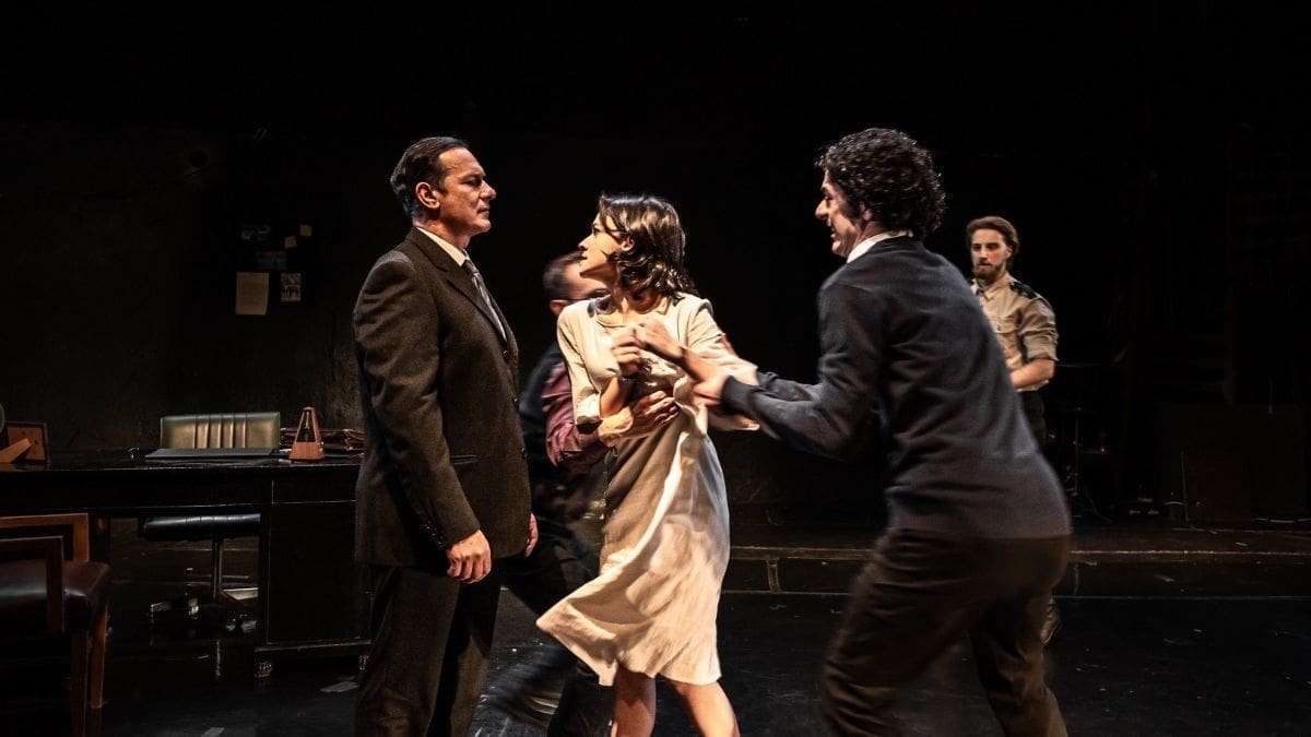 «Αντιγόνη» του Σοφοκλή. Σκηνοθεσία: Θανάσης Σαράντος. Θέατρο Ροές.