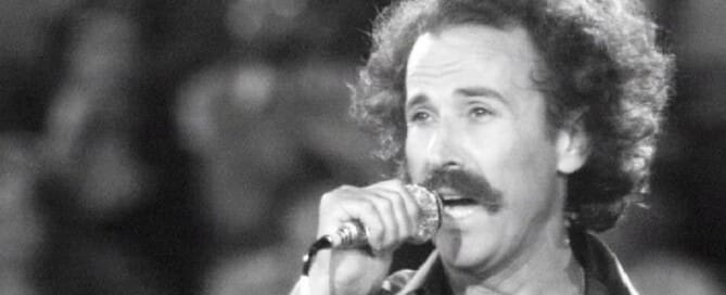 Νίκος Ξυλούρης: Ο “Αρχάγγελος” της Κρήτης που έγινε Σύμβολο μιας Ελλάδας.