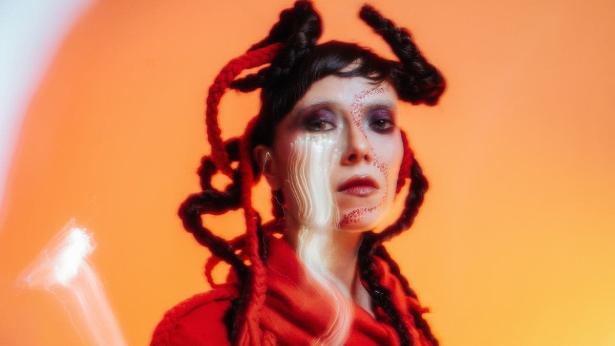 Η ολίνα μοιράζεται το sophomore album της «Τι σε συγκίνησε;»