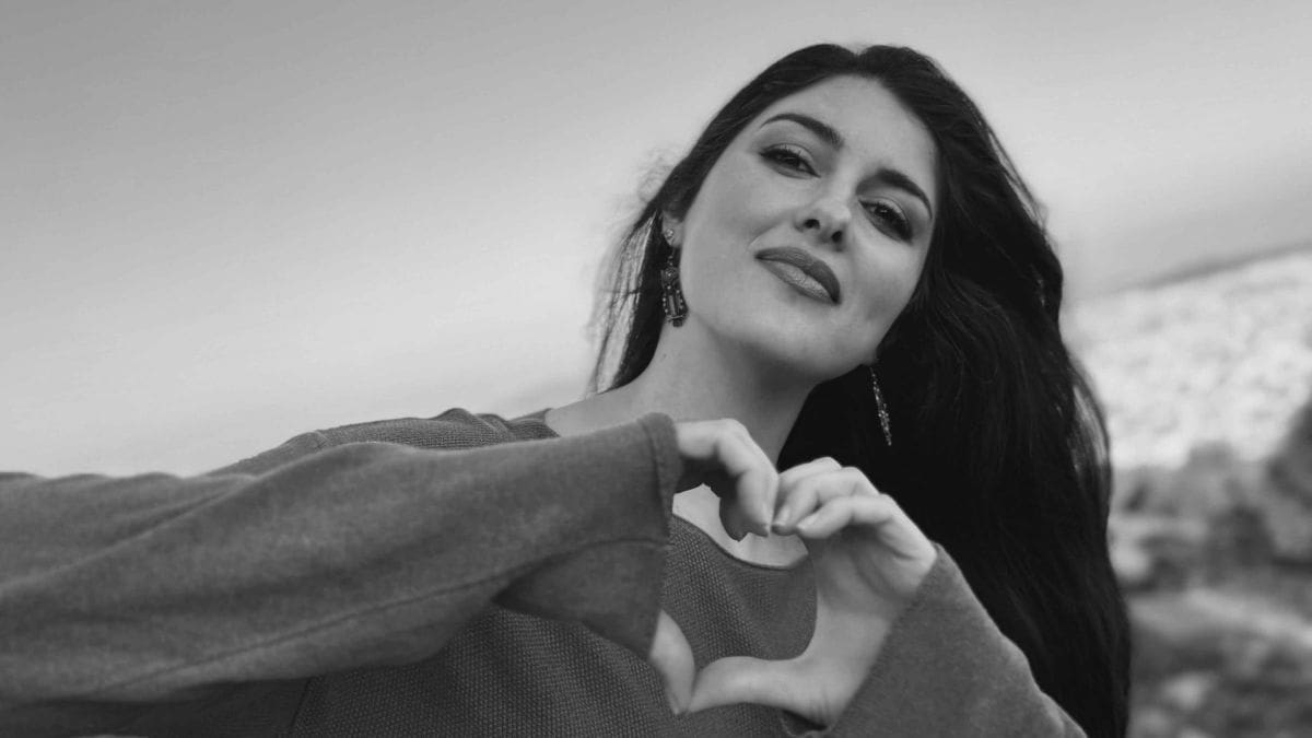 Η Μαρία Παπαλεοντίου παρουσιάζει το νέο της τραγούδι, "Το τραγουδάκι της αγάπης"