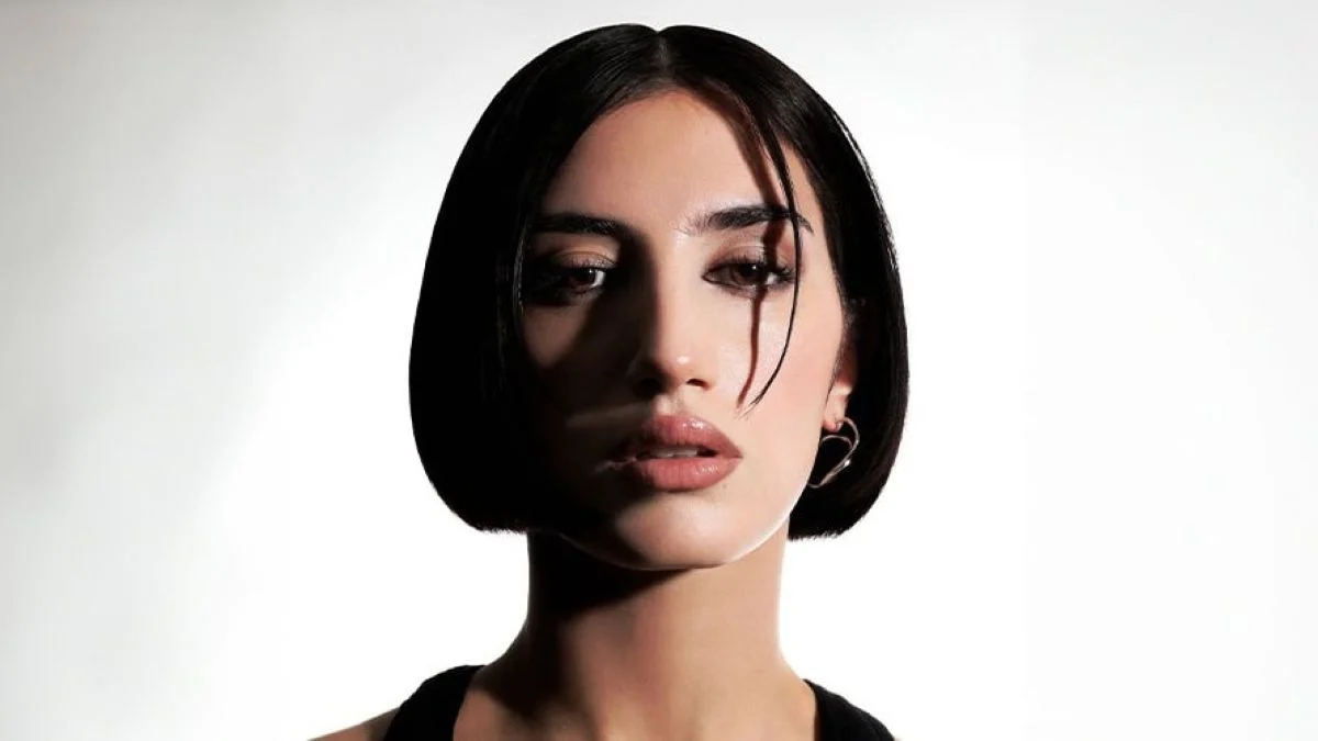 Η Ellize Υψώνει τη Φωνή της με το «Μαμά»