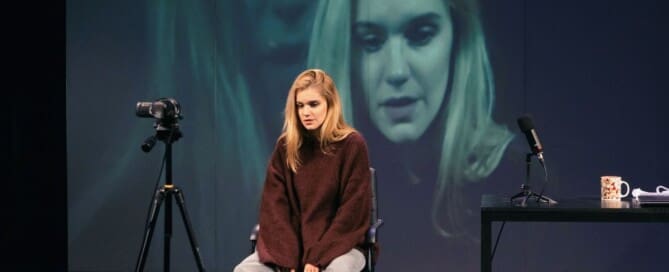 “Girls & Boys” του Dennis Kelly, σε μετάφραση και σκηνοθεσία Λητώς Τριανταφυλλίδου, με τη Νατάσα Εξηνταβελώνη.