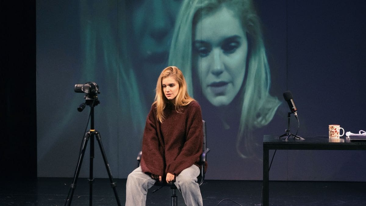 “Girls & Boys” του Dennis Kelly, σε μετάφραση και σκηνοθεσία Λητώς Τριανταφυλλίδου, με τη Νατάσα Εξηνταβελώνη.