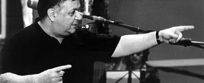 "Ο Μάνος Χατζιδάκις σε μια στιγμή δημιουργίας. Εκεί που η σιωπή γίνεται μελωδία.