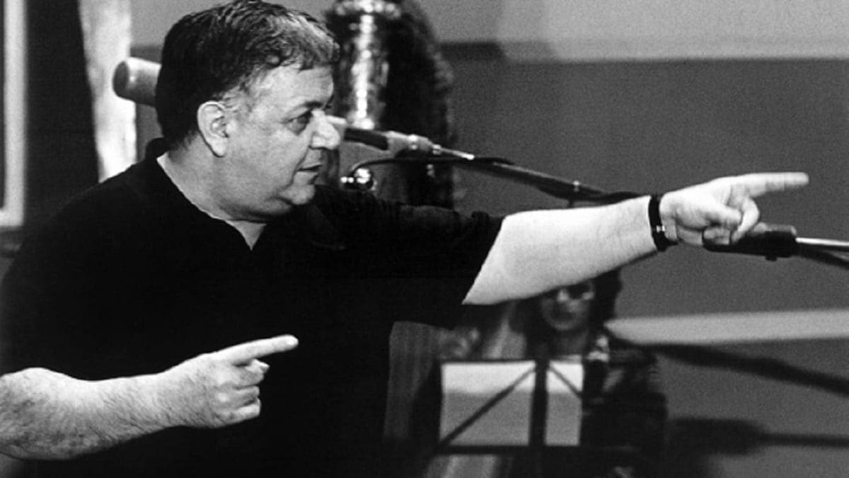 "Ο Μάνος Χατζιδάκις σε μια στιγμή δημιουργίας. Εκεί που η σιωπή γίνεται μελωδία.