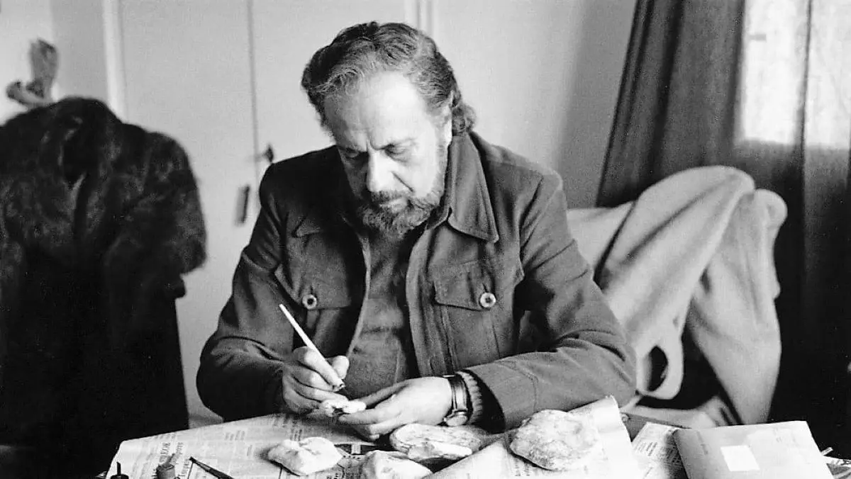 Γιάννης Ρίτσος: Ο ποιητής που μετέτρεψε την πέτρα και τη σιωπή σε παγκόσμιο σύμβολο ελευθερίας και ελπίδας.