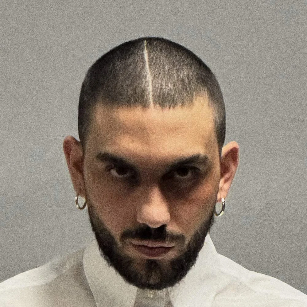 Ο ταλαντούχος KIRA MAY CRY παρουσιάζει το πρώτο του ολοκληρωμένο άλμπουμ με τίτλο «πληγές.», το οποίο κυκλοφορεί από τη Minos EMI, A Universal Music Company