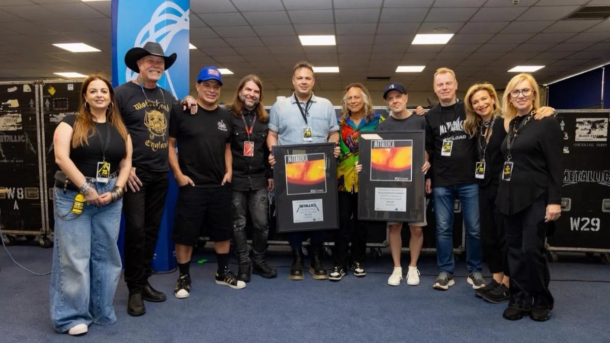 metallica-vraveia-sinaulia-oaka-minos-emi Η Minos EMI, a Universal Music Company, είχε την τιμή να απονείμει στους θρυλικούς Metallica τιμητική πλακέτα.