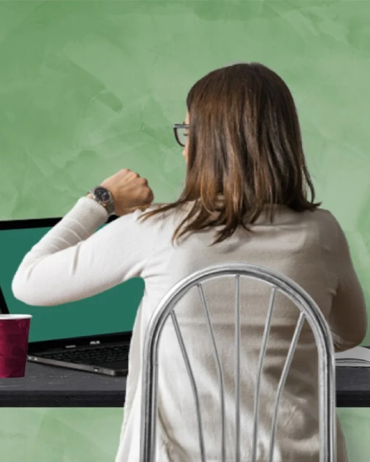 Νέος εργάζεται σε laptop με καφέ για το δικό του brand.